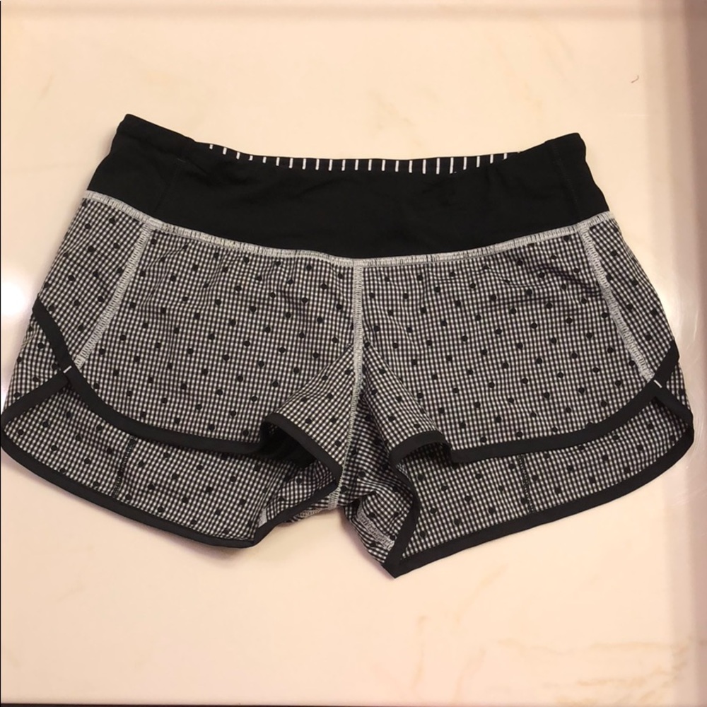 Lululemon size 4 speed shorts EUC 2.5in